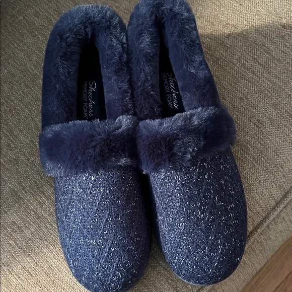 NWOT Skechers Women's Cozy Navy Slippers - Picture 1 of 5